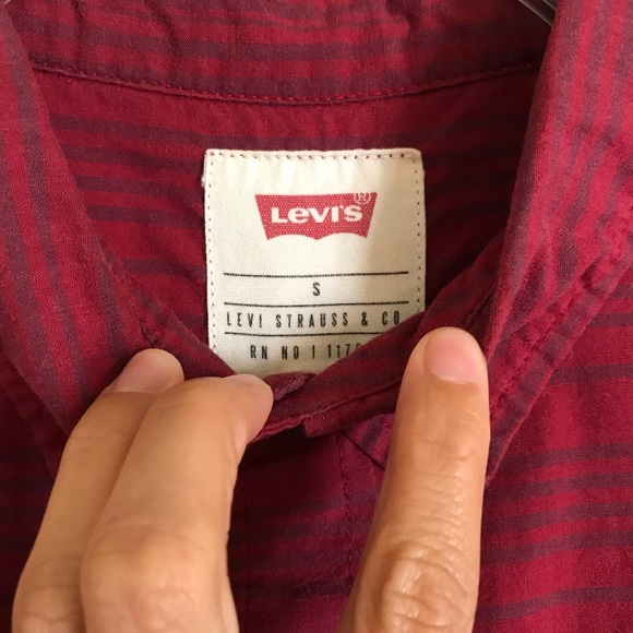 Levi's Small Red Short-Sleeve Button Down Shirt - Picture 6 of 8